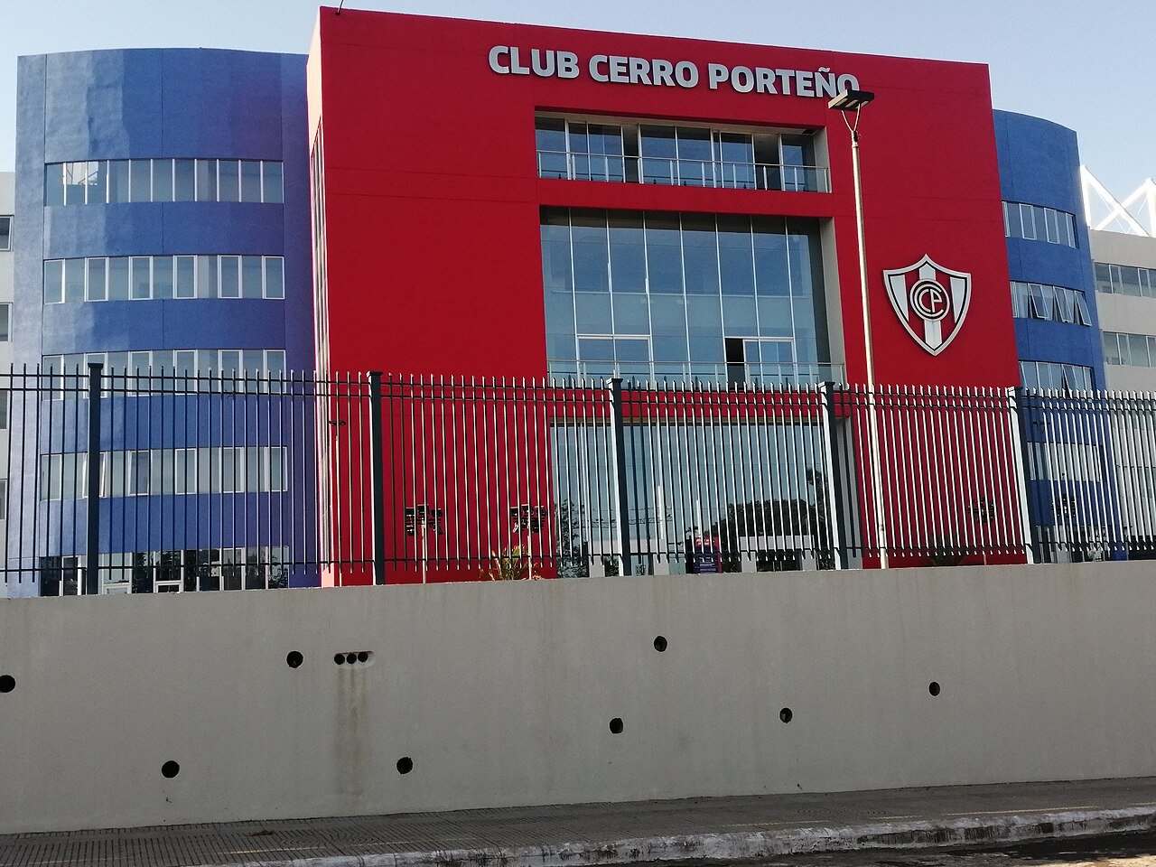 Exterior del estadio General Pablo Rojas